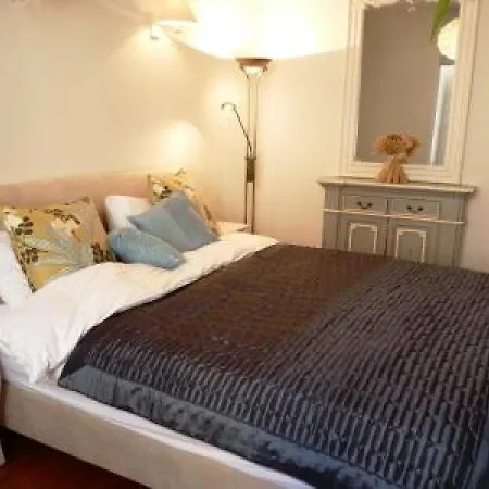 Palais View: Elegant Two-bedroom Apartment