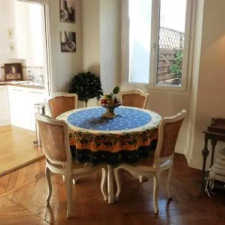 Apartment Palais View: Elegant Two-bedroom *