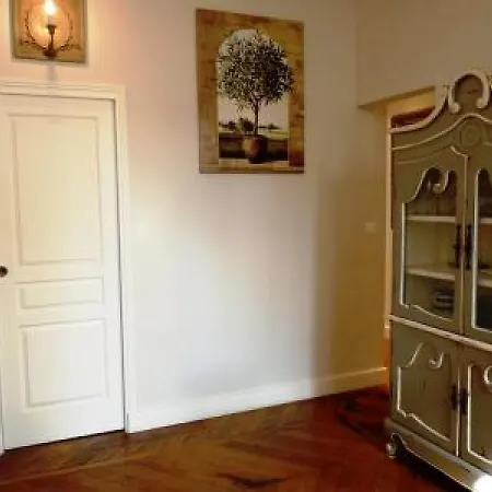 Apartamento Beautifully Decorated Two Bedroom In The Heart Of Five Minutes Walk From Palais 409 *